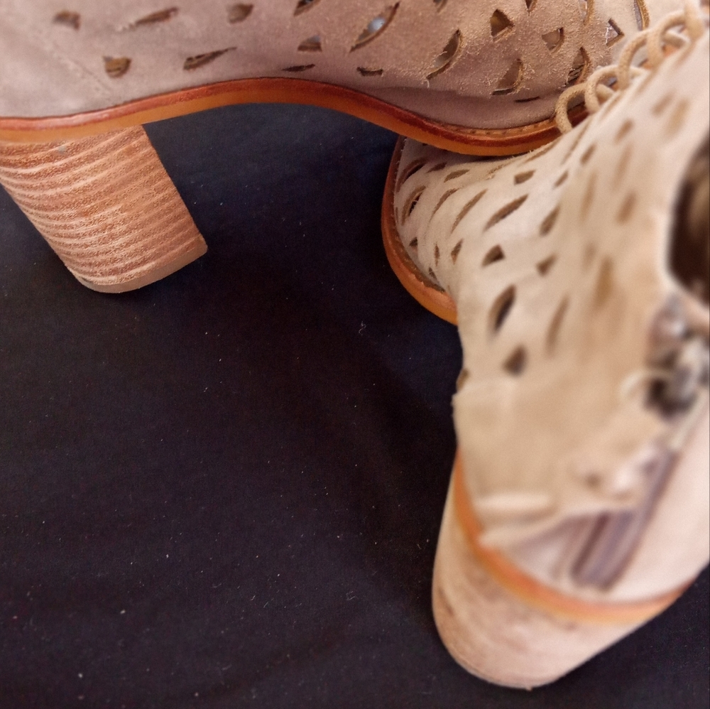 Shoes - Picture 2 of 8